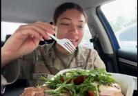Війна? Солдат США годують стейками та лобстерами, це традиція перед відправкою в гарячу точку (відео)
